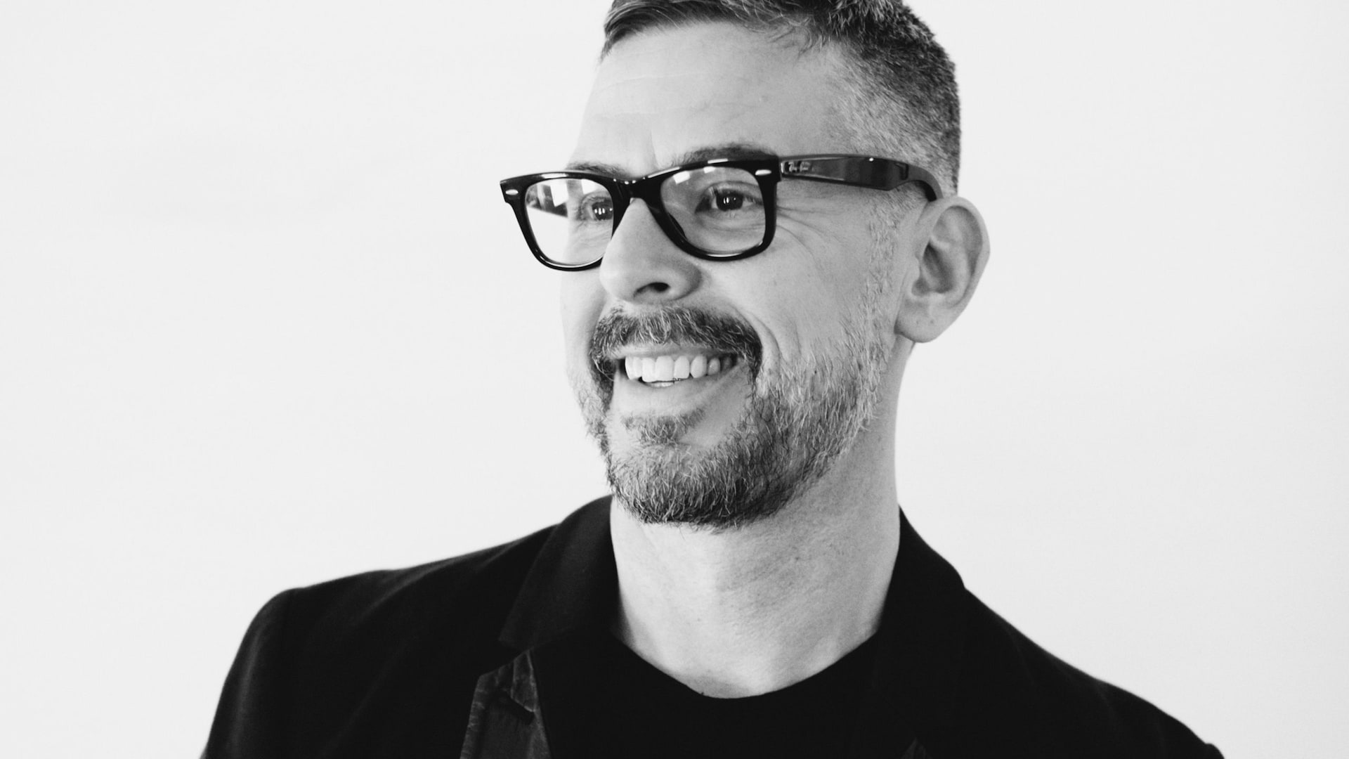 A portrait of artist Steve Thompson