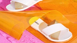 Un par de sandalias flats con correas cruzadas