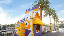 Poultry Palace, un restaurante de Servicio Rápido con forma de ala de pollo y una caja de jugo