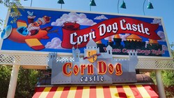 El letrero de Corndog Castle, ¡Donde las Banderillas Son lo Mejor! en Disney California Adventure Park
