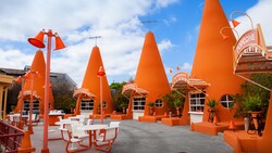 Una fila de conos de construcción gigantes conforman los puestos de bocadillos de Cozy Cone Motel en Cars Land