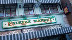 Letrero de Fairfax Market en Disney California Adventure Park