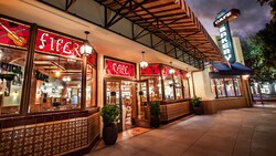 Letrero de la entrada de Fiddler, Fifer, and Practical Cafe, encendido por la noche