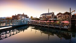 Área de comidas al aire libre en Pacific Wharf Cafe en Paradise Bay