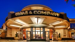 Una marquesina con letras iluminadas que dicen Elias & Company durante la noche en Buena Vista Street