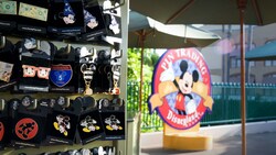 Vista de cerca de la demostración de prendedores en Disney's Pin Traders