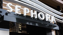 Una fachada con un letrero que dice Sephora	
