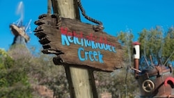 Un letrero de madera para Ketchakiddee Creek en el parque acuático Disney's Typhoon Lagoon