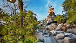 Uno de los  toboganes de agua en Storm Slides con el barco camaronero "Miss Tilly" sobre la cima de Mount Mayday