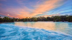El sol se eleva sobre la piscina Disney's Typhoon Lagoon Surf Pool