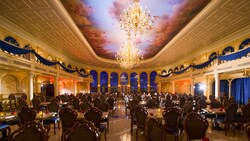 Dos candelabros grandes cuelgan sobre el comedor en Be Our Guest Restaurant en Magic Kingdom