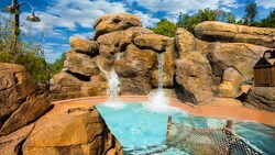 Dos cascadas terminan en una piscina de los toboganes de agua de Keelhaul Falls