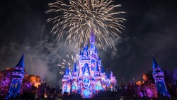 Un spectacle de feux d’artifice et de lumière laser présenté au-dessus du Cinderella Castle