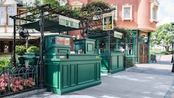 A greenery-covered beer kiosk outside Rose & Crown Pub & Dining Room in the United Kingdom Pavilion