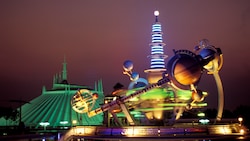 La emblemática plataforma de lanzamiento iluminada por la noche en Tomorrowland