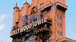 Um edifício rústico com uma placa que diz “The Hollywood Tower Hotel”