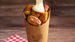 Pretzel Nuggets do Block & Hans cobertos com molho de queijo e cerveja