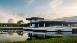 El exterior del complejo gastronómico The Odyssey junto a una laguna en EPCOT