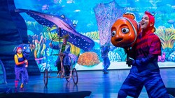 Les membres de l’équipe sur scène utilisent des marionnettes pendant le spectacle Finding Nemo The Big Blue and Beyond à DinoLand USA au parc thématique Disney’s Animal Kingdom theme park.