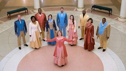 Un groupe de choristes de Dickens s'est réuni pour le Epcot’s Festival of Holidays au pavillon American Adventure