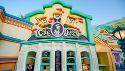 Café Daisy featuring Daisy Duck on a sign at Centoonial Park in Mickey’s Toontown