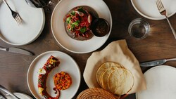 Una mesa con varios platos y bebidas mexicanas