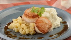2 seared scallops served with a side of parsnip puree and apple chutney