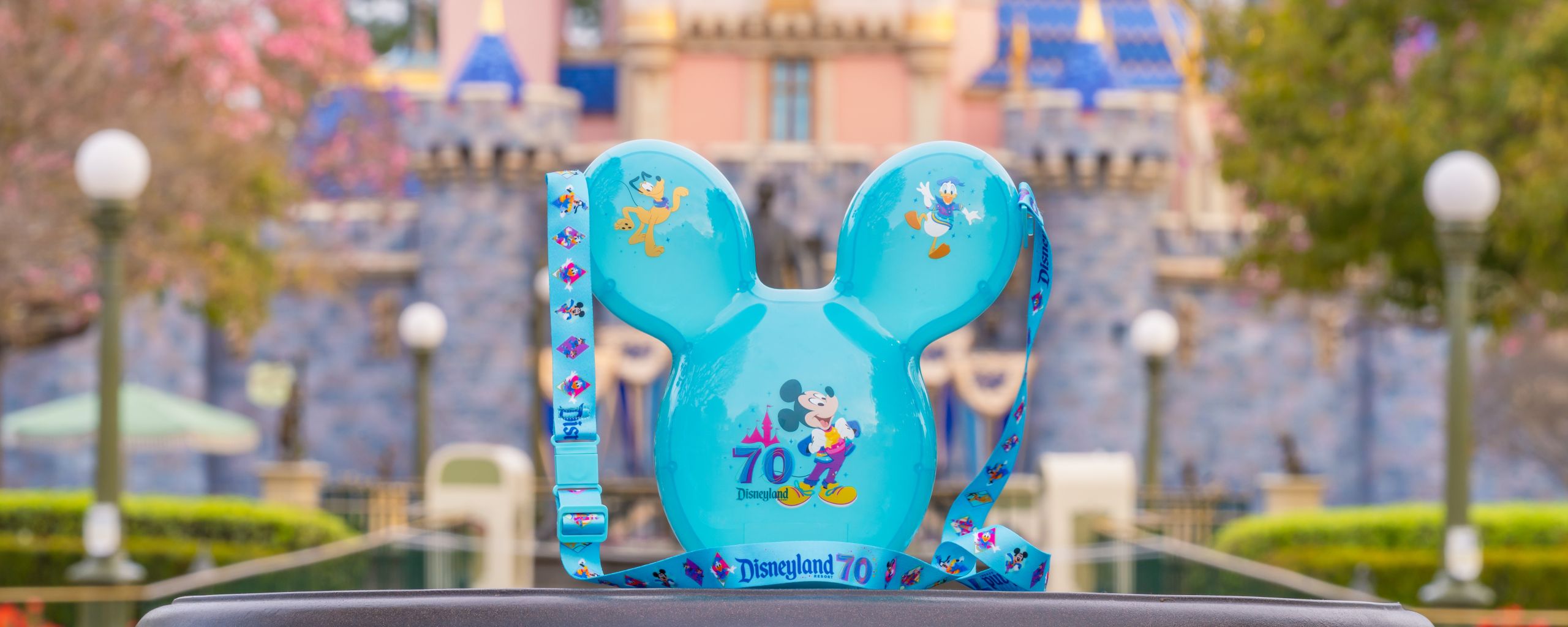 Una cubeta de palomitas con globo de Mickey Mouse con luz para la Celebración del 70.º Aniversario del Disneyland Resort, con Mickey, Pluto y Donald Duck