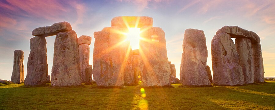 El sol se asoma sobre Stonehenge