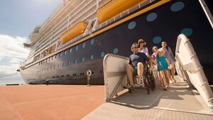 Un hombre en una silla de ruedas que desembarca de un crucero de Disney con su familia