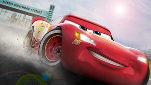 Lightning McQueen corre a toda velocidad por una pista de carreras en Disney’s Hollywood Studios