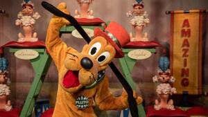 Pluto se divierte tirando de sus orejas en una habitación repleta de juguetes