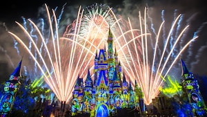 Un espectáculo de fuegos artificiales sobre Cinderella Castle