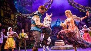 Rapunzel y Flynn sentados en un bote sostienen un farol