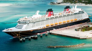 Un crucero de Disney Cruise está atracado cerca de una playa isleña