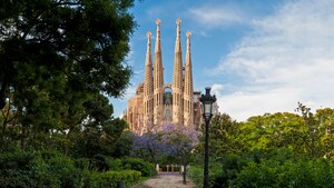 Iglesia de la Sagrada Familia en Barcelona, rodeada de árboles y frondosos follajes
