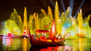 Los efectos de proyección y de agua iluminan la noche durante Rivers of Light en el Parque Temático Disney’s Animal Kingdom