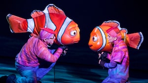Los titiriteros dan vida a los personajes de Disney•Pixar durante la presentación de Finding Nemo - The Musical