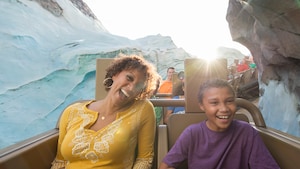 Una madre y su hijo sonríen a bordo de Expedition Everest - Legend of the Forbidden Mountain