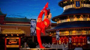 Una artista de Jeweled Dragon Acrobats posa durante un espectáculo en el pabellón de China, en Epcot