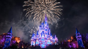 Un espectáculo de fuegos artificiales y luces láser acontece sobre el Cinderella Castle