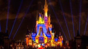 Efectos de luz vibrantes iluminan el Cinderella Castle durante Once Upon a Time en el Parque Temático Magic Kingdom