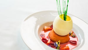 Una mousse de mascarpone con chocolate blanco en un tazón con fresas y frutos secos