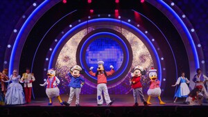 Goofy, Captain Mickey Mouse y Captain Minnie Mouse se unen con sus amigos en el escenario del espectáculo de Disney Seas the Adventure.