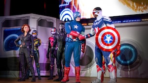 Captain America Steve Rogers y Captain America Sam Wilson en el escenario durante una fiesta en la cubierta