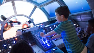 Niños pequeños en los controles de Millennium Falcon