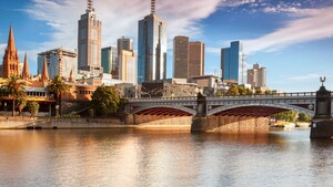 A paisagem urbana de Melbourne revela uma igreja vintage e arranha-céus ao lado de um rio e uma ponte