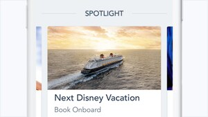 Barco de Disney Cruise Line navegando en el agua con texto que dice: Spotlight, próximas vacaciones en Disney, haz tu reservación a bordo.