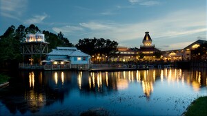 Vista desde el río Sassagoula de Disney's Port Orleans Resort – Riverside por la noche