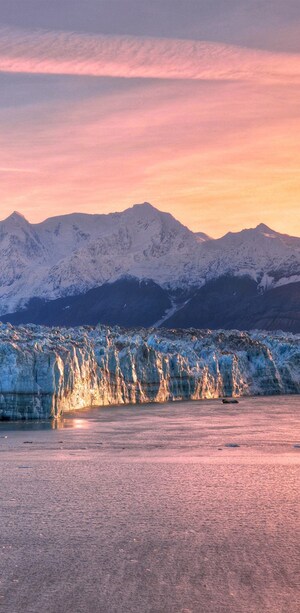 Uma cadeia de montanhas nevadas, uma geleira e águas congeladas com o título Alasca